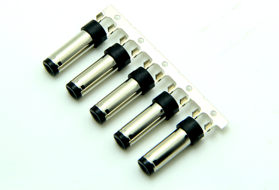 圧縮ボリュール型 10A 12V 5.5 * 2.5mmワイヤー 18 AWG - 26 AWG 男性 DC電源プラグコネクタ