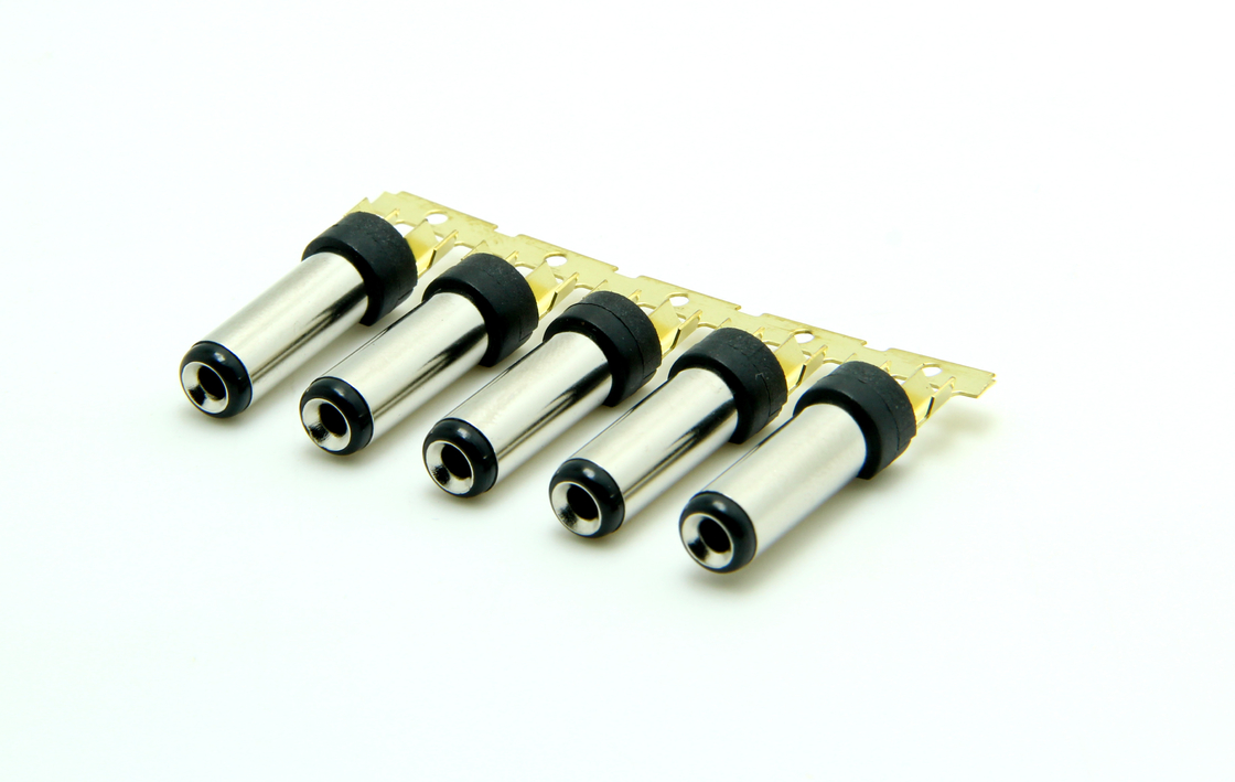 圧縮ボリュール型 10A 12V 5.5 * 2.5mmワイヤー 18 AWG - 26 AWG 男性 DC電源プラグコネクタ