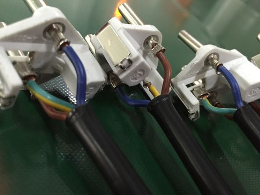 機械に電気プラグをする3つのPinの電源コード自動ケーブルのひだが付く機械